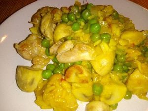 Kipblokjes met saffraanrijst, champignons en doperwten