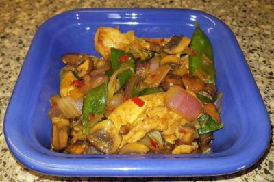 Kipfilethaasjes Teriyaki met champignons en wokgroente