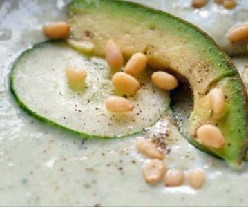 Koude komkommer-avocadosoep