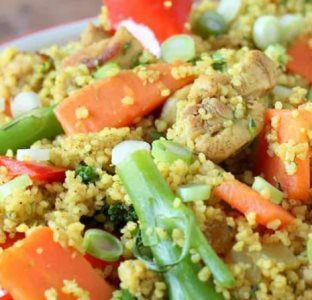 Kruidige couscous met groente en kip