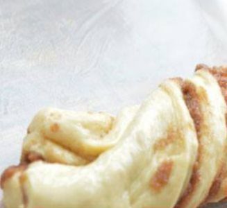 Luxe gedraaid brood met sticky kaneel en suikervulling