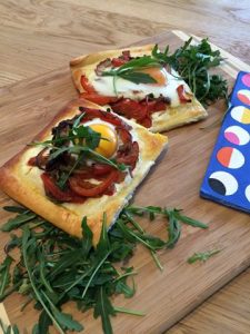 Mini pizza met paprika en ei