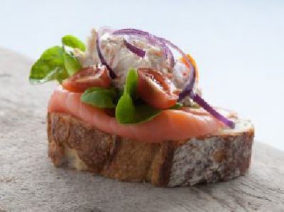 Oerbrood met krabsalade en gerookte zalm