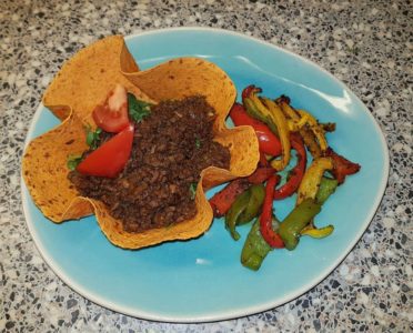 Paprika-Chili tortilla bakje met Surinaams gekruid gehakt