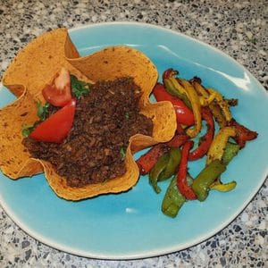 Paprika-Chili tortilla bakje met Surinaams gekruid gehakt