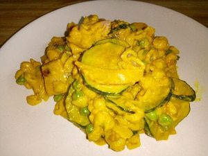 Pasta met ham, courgette, doperwten en indische kruiden