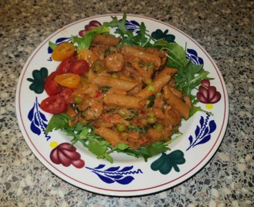 Pasta met kalfsbraadworst, pastasaus en roomkaas