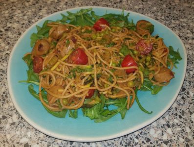 Pasta met kipbraadworst, pastasaus en roomkaas