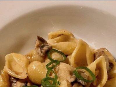 Pasta met room, lente-ui en champignons