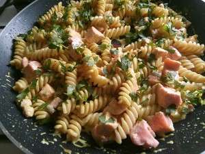 Pasta met zalm in kerriesaus