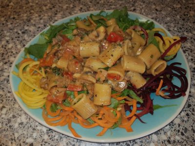 Pasta (rigatoni) met gorgonzola, champignons, paprika en bacon