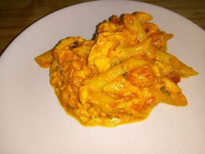 Penne regate met een zalm-tomatensaus