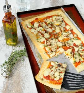 Pizza Funghi met roodschimmelkaas en tijm