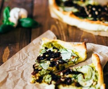 Pizza met vegan pesto, courgette en gekarameliseerde uien