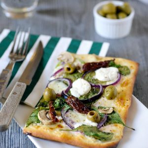 Pizza tricolore met verschillende groenten en kazen