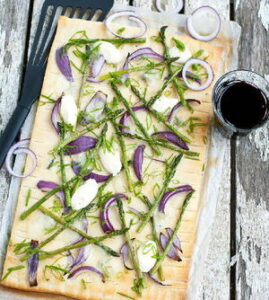 Plaattaart met groene asperges Gorgonzola en ui