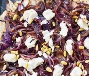 Rode ui met geitenkaas pizza