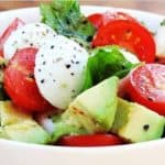 Salade met tomaat en avocado