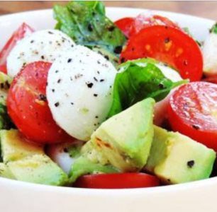 Salade met tomaat en avocado