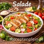 Salades met verse groenten, kruiden en kleurrijke ingrediënten op een rustieke houten tafel