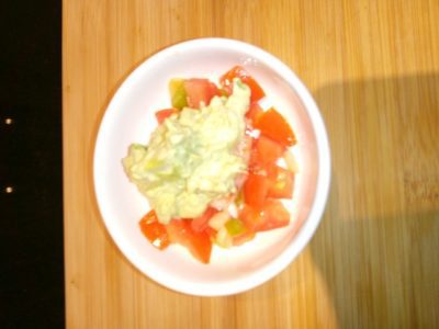 Scampi met avocadocrème en tomatenstukjes