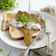 Schar met champignonroomsaus en toast