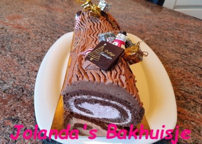 Slagroom kerststronk met framoos en chocomouse