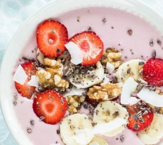 Smoothie bowl met banaan en aardbei