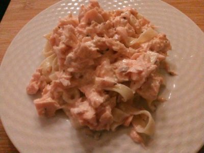 Tagliatelle met zalm in een crèmesaus