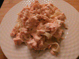 Tagliatelle met zalm in een crèmesaus
