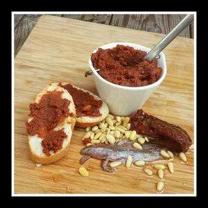 Tapenade met Ansjovis en Pijnboompitten