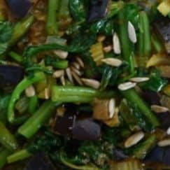 Thaise gele curry met boontjes, aubergine, wokmix groenten en cashewnoten