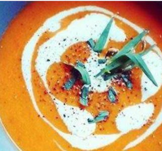 Tomaat-paprikasoep met parelcouscous en knoflook-soepstengels