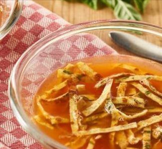 Tomatenbouillon met omeletreepjes