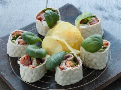 Tunnbröd met pastrami en zongedroogde tomaat