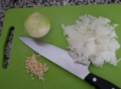 Ui licht fruiten en dan knoflook erbij doen.