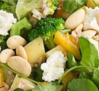 Winterse salade met pompoen, broccoli en geitenkaas