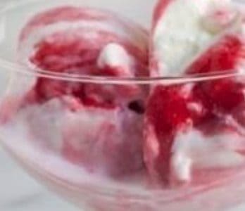 Yoghurtijs met frambozen