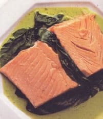 Zalmforel met spinazie, mosterdsaus