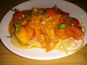 Zeevruchten met pasta in een gekruide paprika-tomatensaus