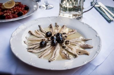 Aardappel-ansjovisschotel