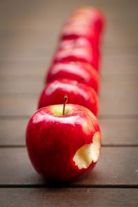Warm appeldessert met hazelnoot kruimelkorst