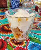 Appel perzik crumble met frisse yogurtroom