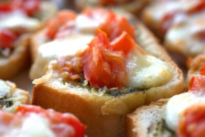 Peperbruschetta met serranoham en mosterd appelmoes