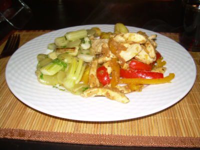 Cajunkip met bleekselderij en druiven