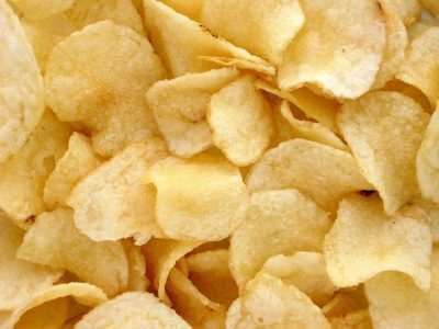 Aardappelchips uit de oven met ui en thijm