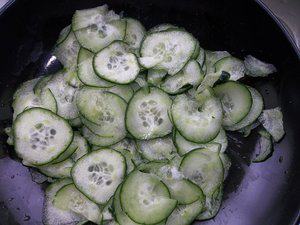 Frisse komkommersalade met dadels