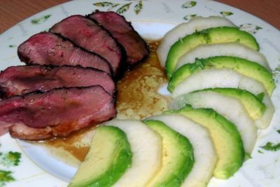 Eendenborst met avocado en peer