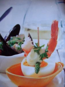 Banderilla met garnaal en asperge