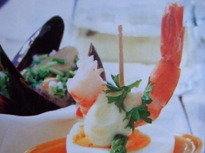 Banderilla met garnaal en asperge